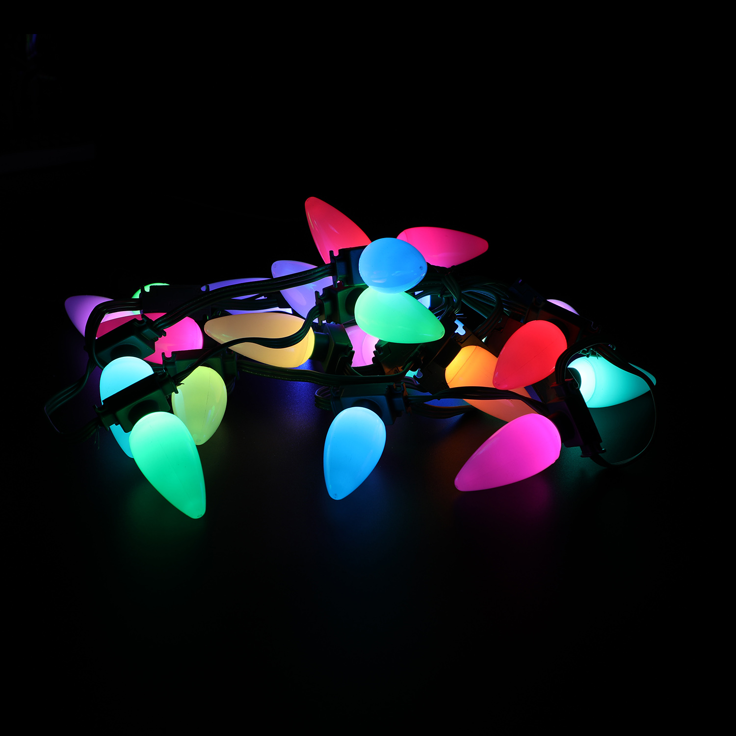 Vergelijking van het landschap op zonne-energie en bekabeld RGB-verlichting
